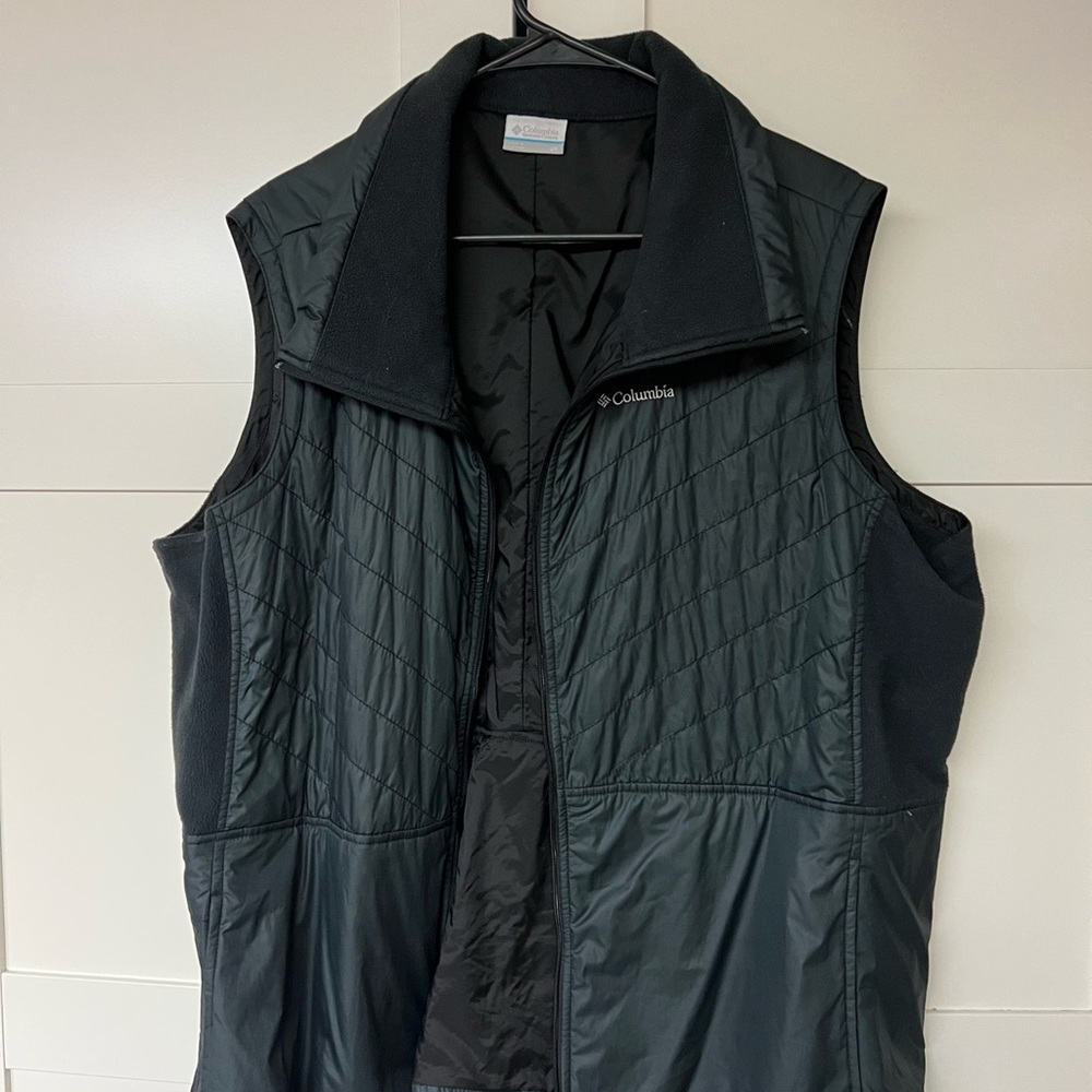 2x Women’s Columbia Vest